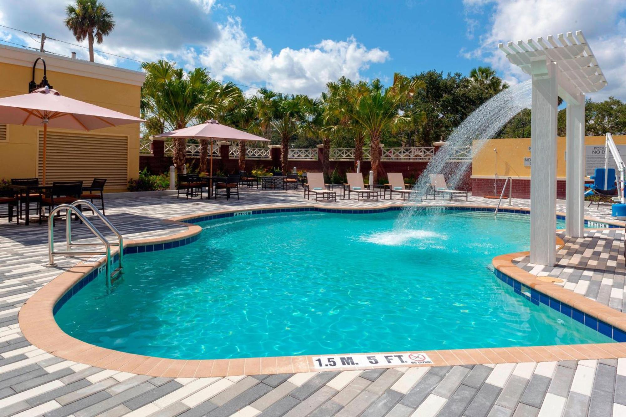 Hotel Courtyard By Marriott Deland Historic Downtown Exterior foto